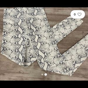 Fleece Snakeskin Black Tan Printed Leggings. NEW

Size M